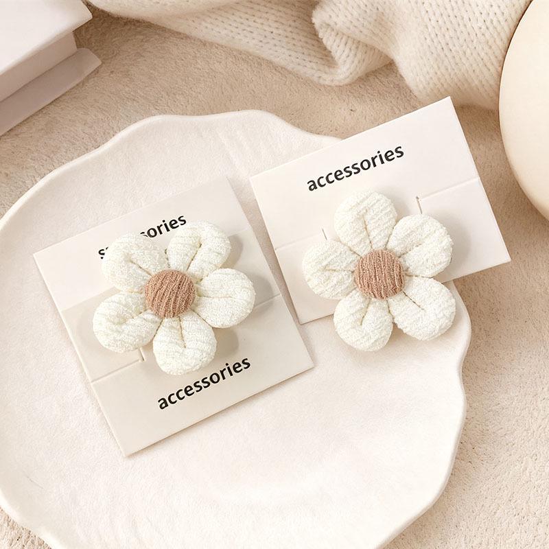 Charming Floral Baby Hair Clip – Elegant & Simple Women's Bangs Accessory