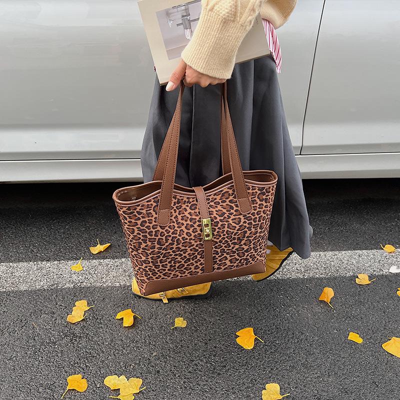 Autumn and winter texture leopard print large capacity fashion 2025 new shopping commute high sense shoulder bag tote bag