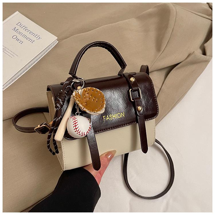 

High-quality new British retro college style portable small square bag fashionable and advanced commuting foreign style messenger women s bag Without pendant