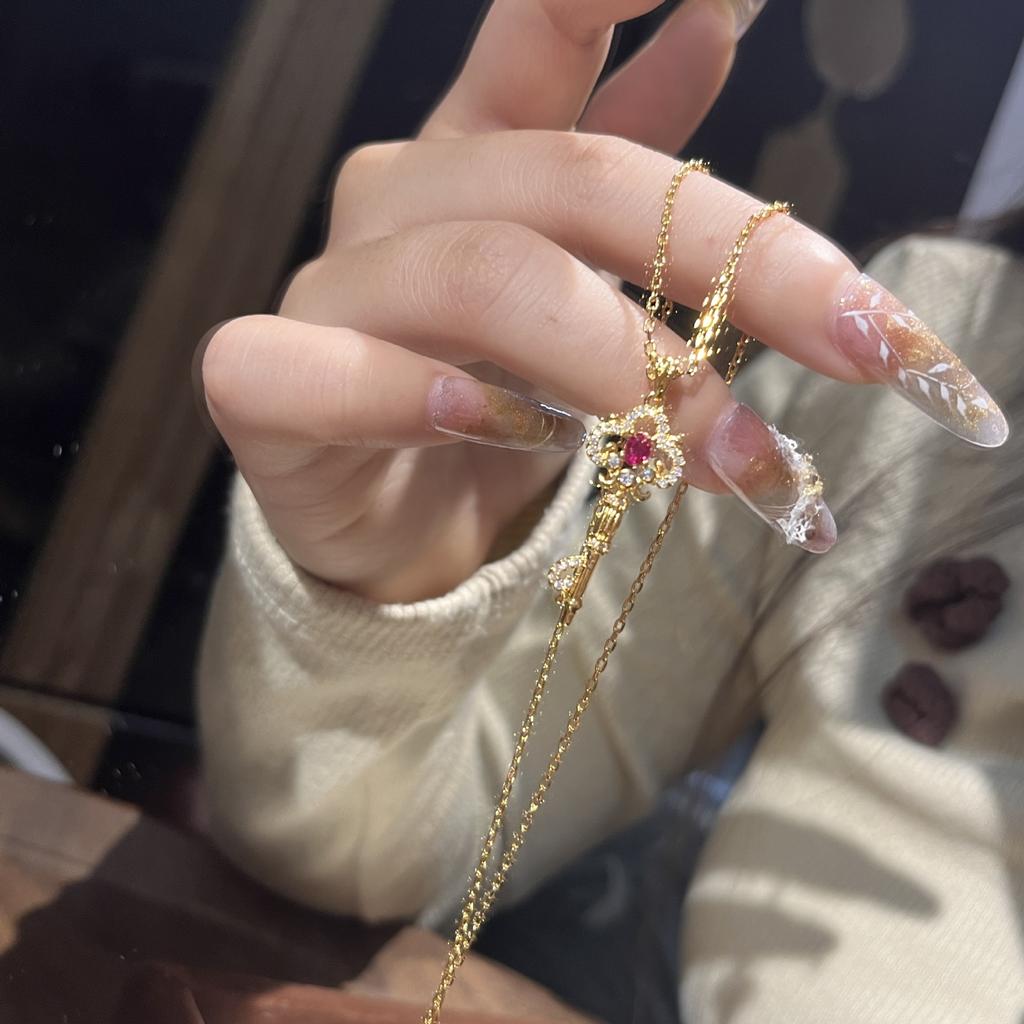 Gerichtsstil Leichter Luxus, High-End Retro Diamantbesetzter Rubin Schlüssel, Schlüsselbein Halskette, Damen Mode Anhänger, Exquisites Temperament