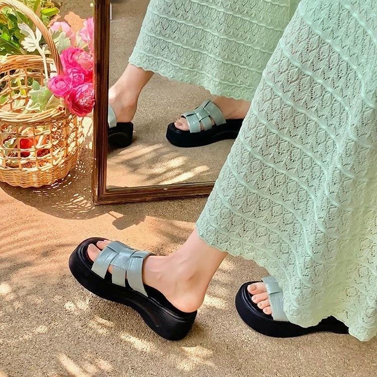Casual woven heightened glossy one-word slippers women's 2025 summer thick-bottomed Roman vacation wind beach slippers women