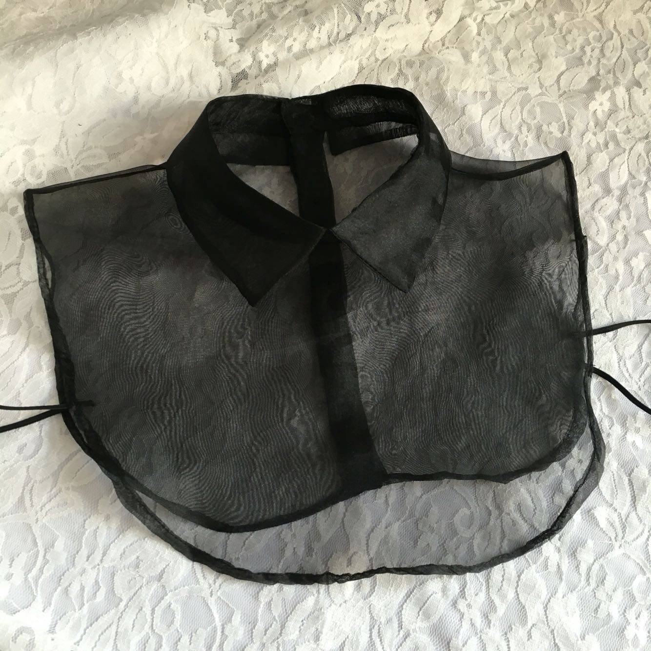 

Eugen Yarn Square Collar with Open Button Fake Collar Inside Black and White Pointed Neck Shirt Style Fake Collars for Women