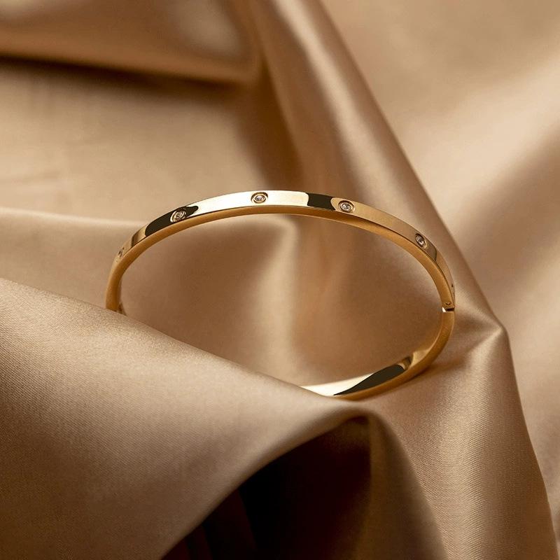 Classic titanium steel bracelet for women, popular fashion light luxury bracelet, ten diamond gold bracelet for girlfriends