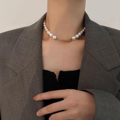 "Colar feminino de pérolas retrô de luxo leve, corrente de clavícula estilo fragrância pequena, design de nicho sofisticado, favorito das celebridades da Internet."