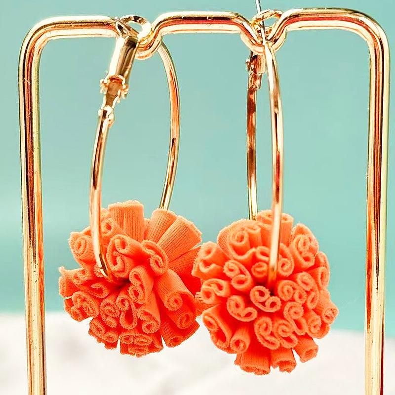

Fabric flower hydrangea earrings, earrings, fashionable atmosphere, retro new earrings. кораловий