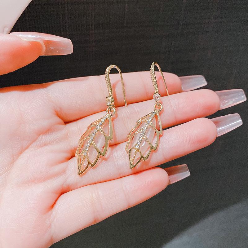 

Высококлассные корейские женские серьги: Микровставки из камня «кошачий глаз», дизайн в виде листьев, серьги-крючки, легкая роскошь, модные и персонализированные.