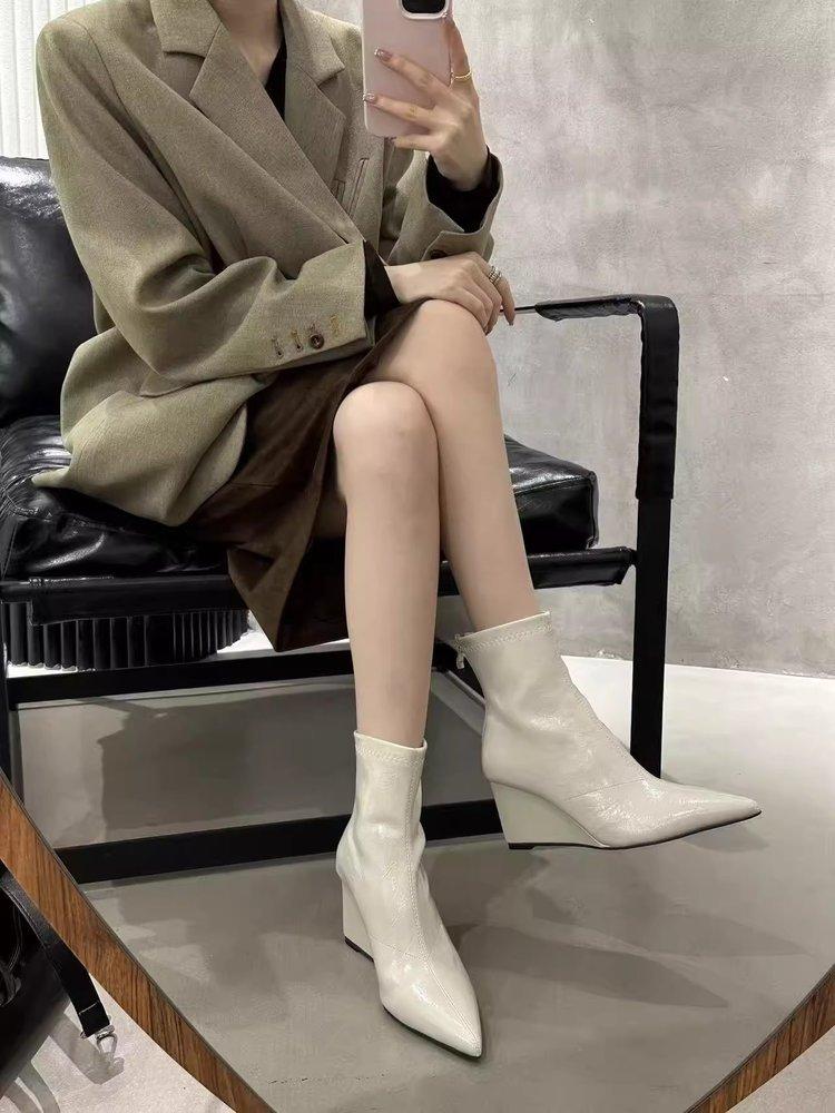 

Hong Kong temperament retro pointed short boots women s autumn and winter 2025 new soft leather brown wedge heel high heel fashion boots 40