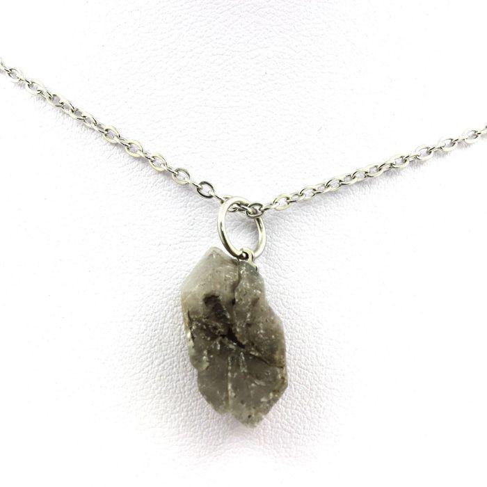 Pierres et Minéraux. Collier Gypse brut. 12.14 ct. Marcieu, Isère, France.