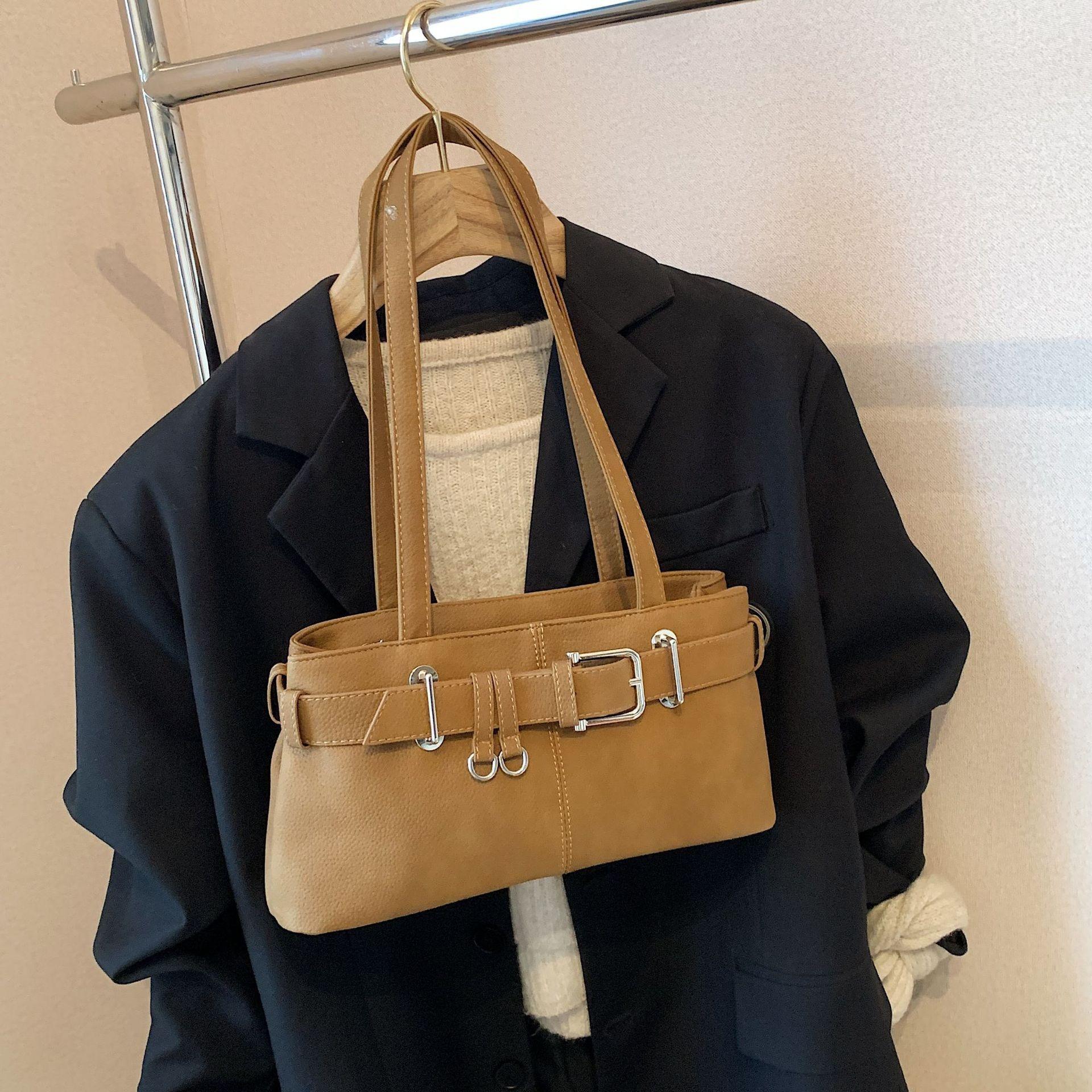 

Винтажная текстурированная сумка-тоут Повседневная универсальная сумка через плечо с пряжкой ремня Нишевый дизайн Европейская и американская сумка для поездок на работу Кросс-боди светло-коричневого