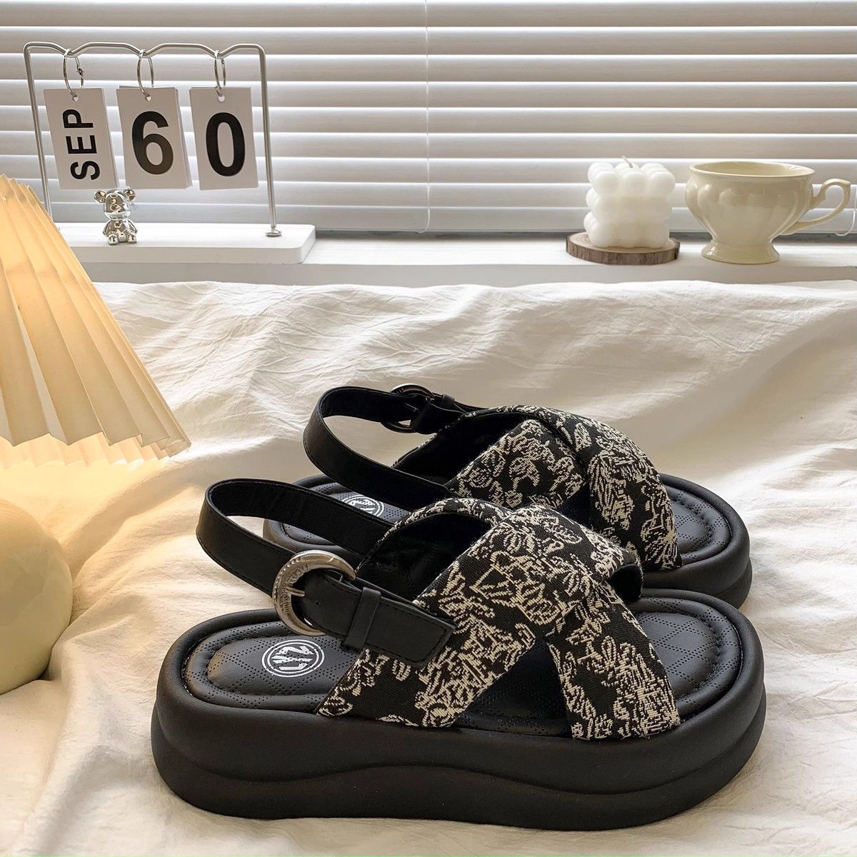 

Сандалии на толстой подошве из губчатой резины для женской уличной носки летом 2025 года, новые ретро, высококлассные, универсальные, повседневные римские пляжные туфли 40 чёрный