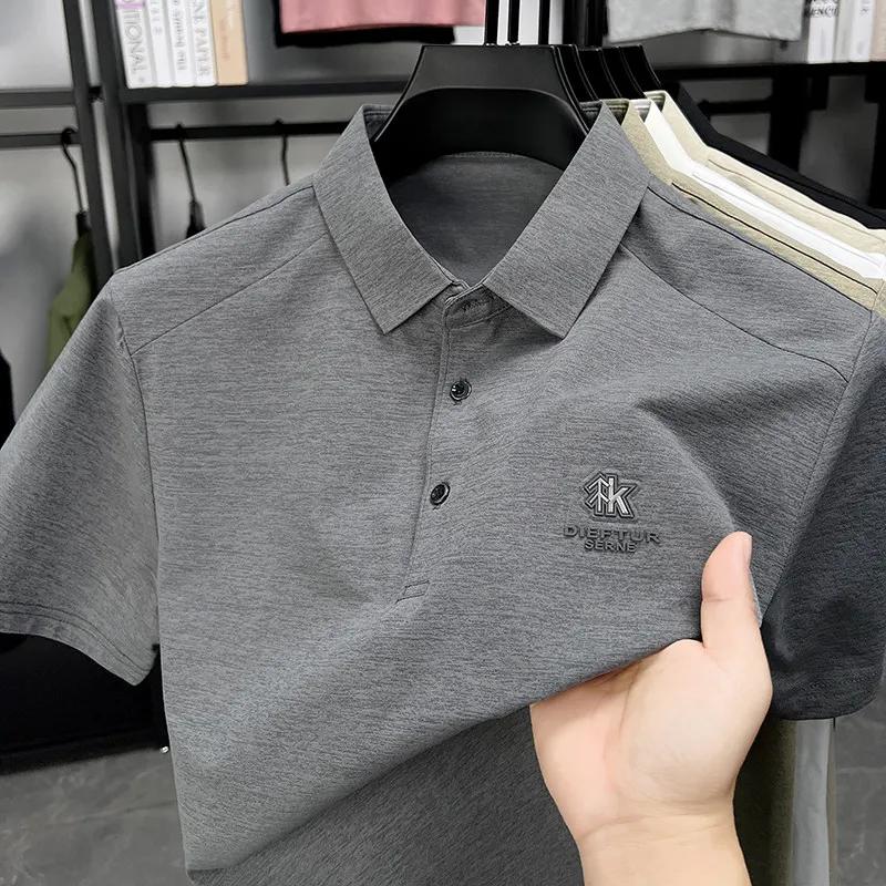 Neues Herren Business Casual Kurzarmhemd mit Abzeichen Einfarbiges Poloshirt Modisch Atmungsaktiv Bequem Vielseitiges Oberteil