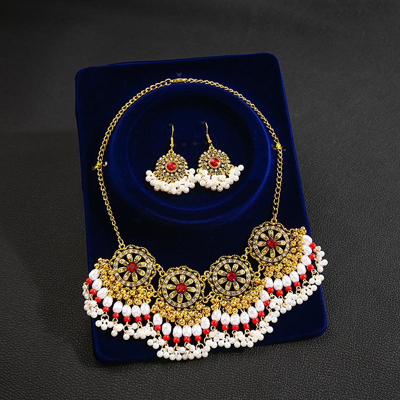 Retro Metal Exaggerated Earrings Necklace Set, French Luxury Heavy Industry Fan-Shaped Full Diamond Pearl Necklace.