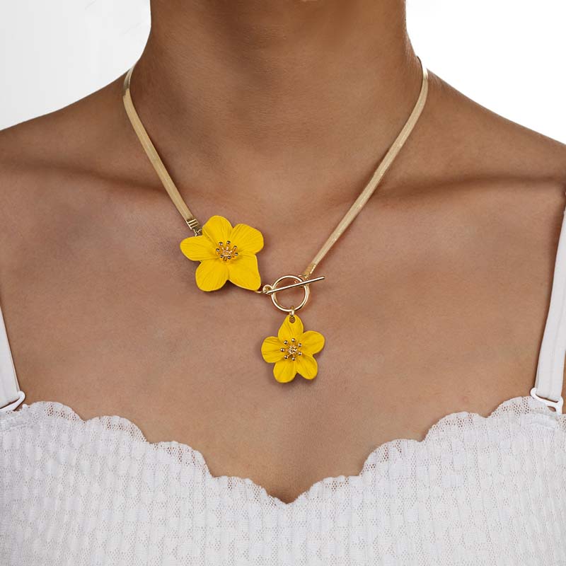 Bohemian White Flower Flat Snake Bone Chain Pendant Necklace for Women Elegant Gold OT Chain Necklace Jewelry Holiday Gift