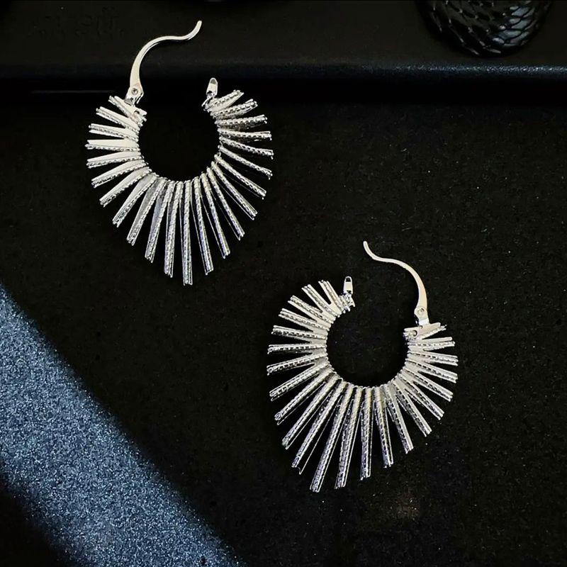 

Fashion Exaggerated Lines Peach Heart Ear Clip Earrings Personalized Niche Design Fancy Fashion Earrings 2025 New Arrival Women Silver