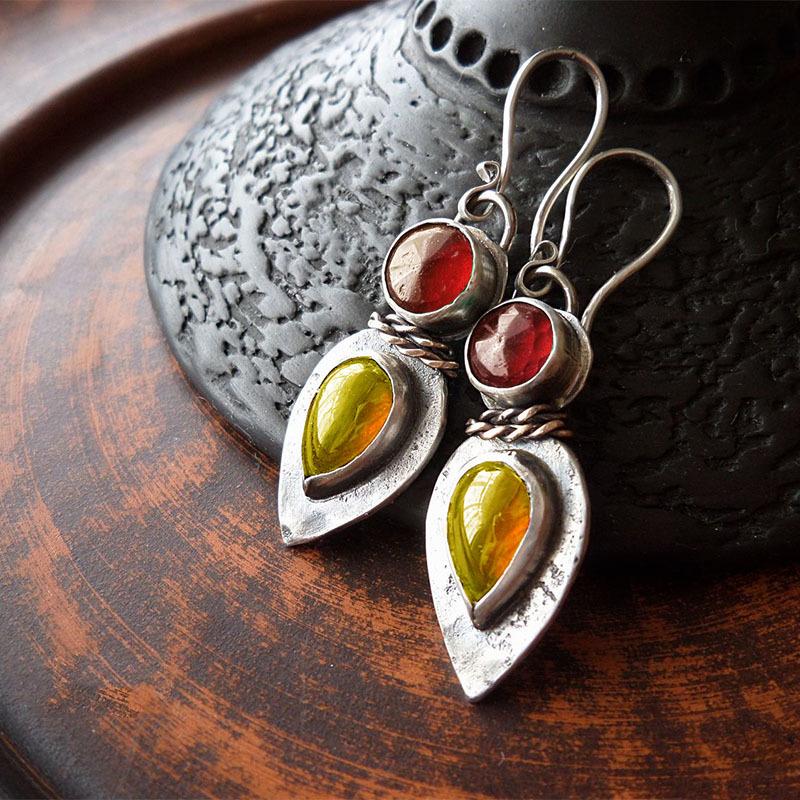 

Геометрически минималистичные круглые капли воды с винтажными серьгами с красной и зеленой инкрустацией