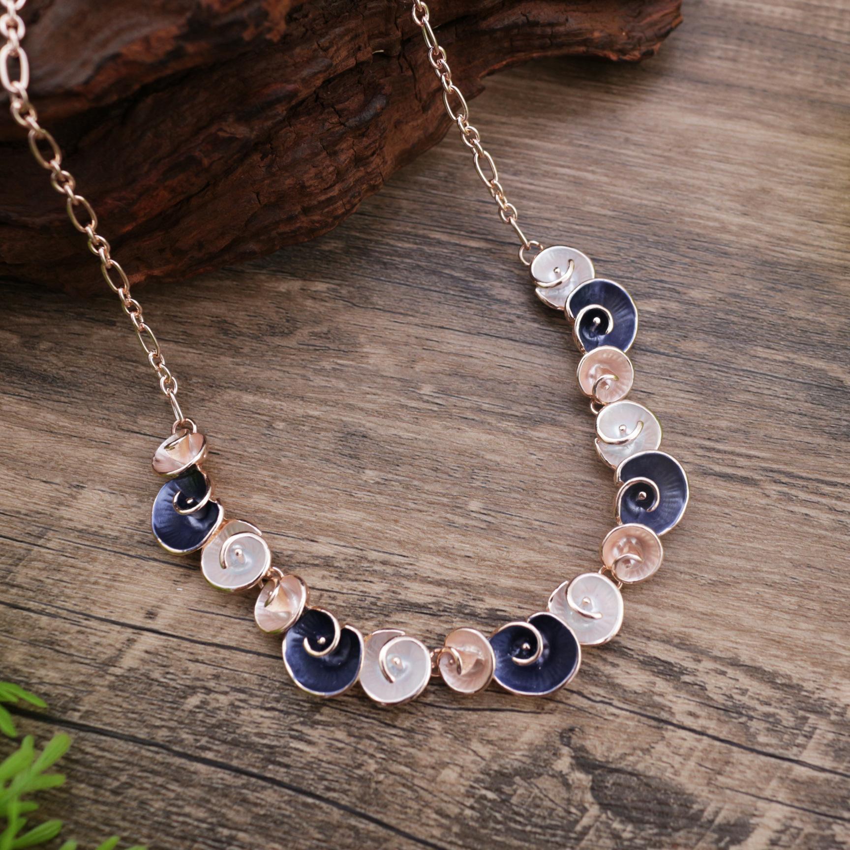 

Новое цветное масло, ожерелье с цветком неправильной формы, модное маленькое свежее женское универсальное ожерелье с цветком