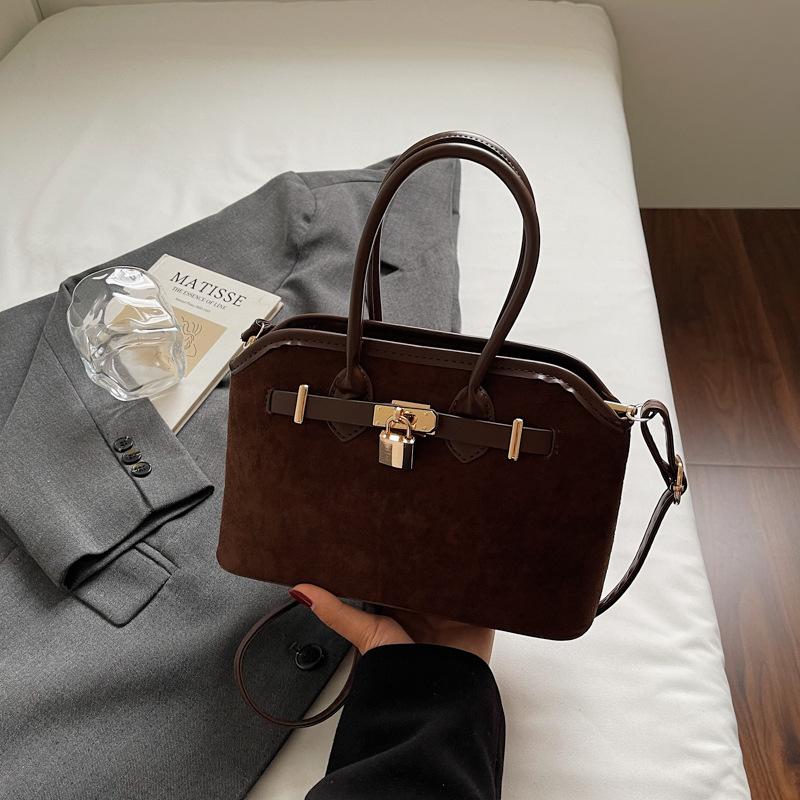 

Корейская версия простой сумки-тоут высокой ценности женская 2025 новая летняя сумка на плечо нишевая ручная модная сумка-ракушка темно-коричневого