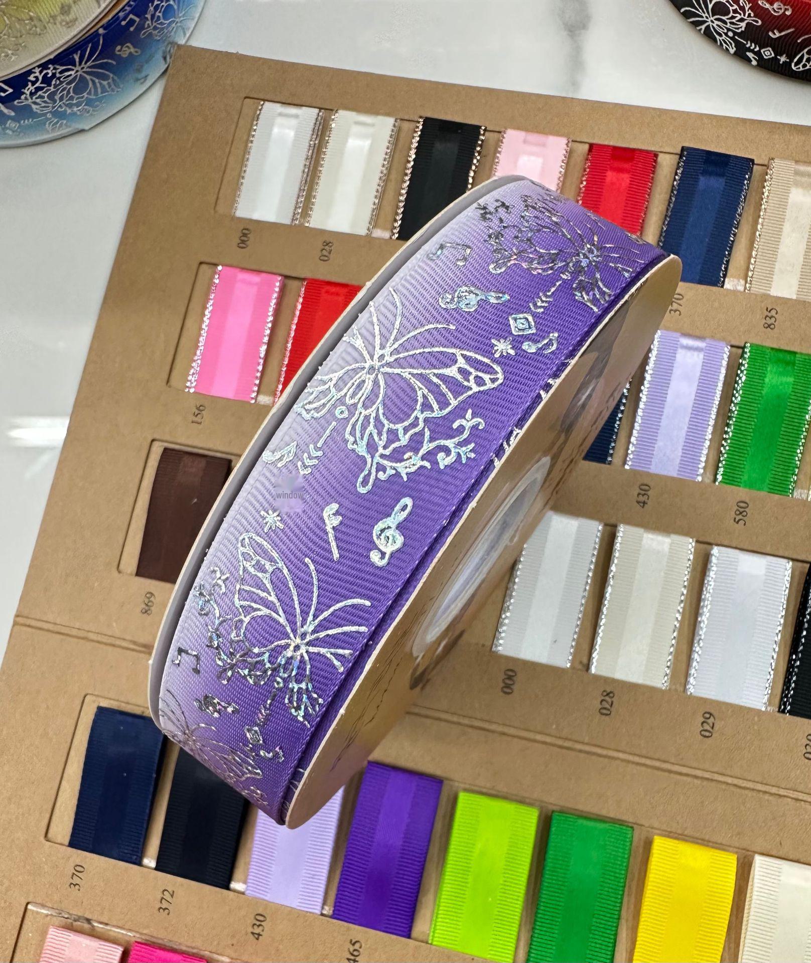 

Лента с бабочками серебряного цвета с лазерной печатью 2,5 см для самостоятельного украшения праздников