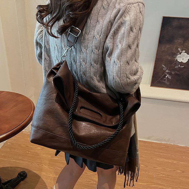 Retro Soft Leather Large-capacity Tote Bag Women's New Commuter Simple Large Bag Student Class Shoulder Messenger Bag