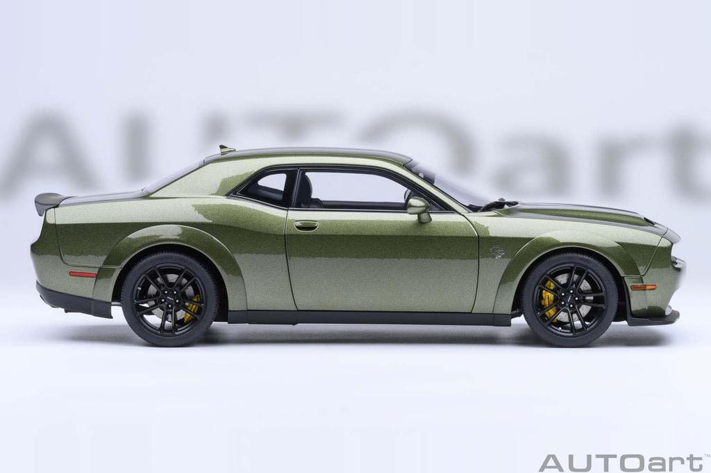 AUTOart Dodge Challenger SRT Jailbreak 2022 Schwarz Gestreift Fertigmodell 71761 1/18 (Metallic Grün/Carbon [F8 GRÜN])