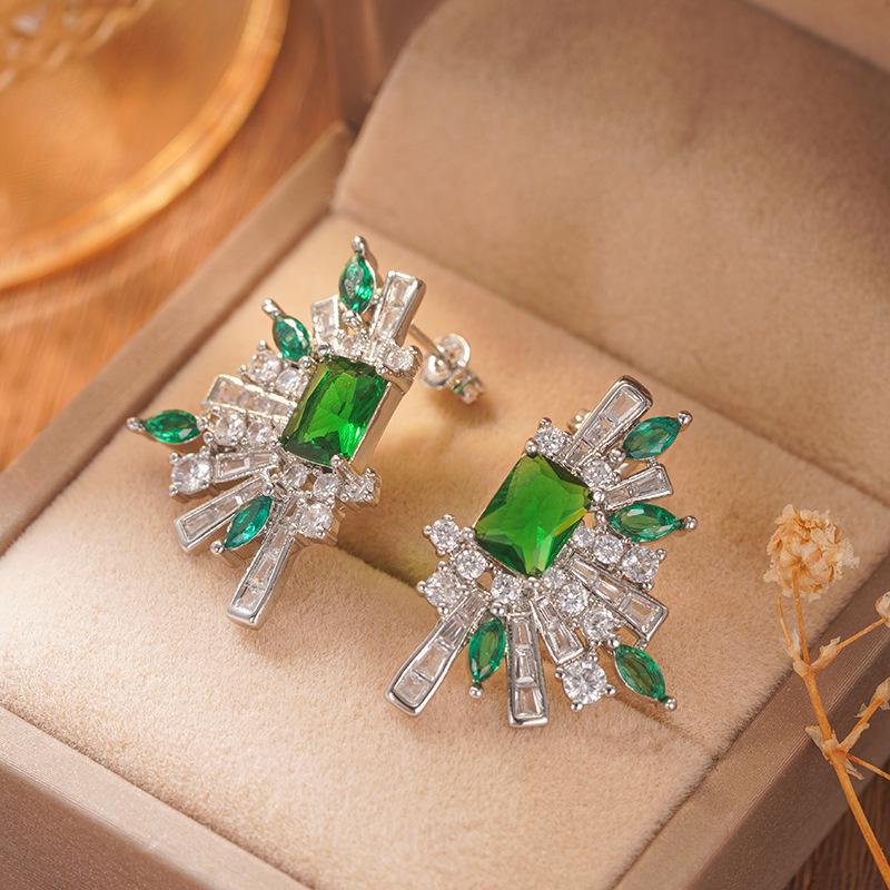 Baroque court retro stud earrings, imitation emerald fireworks earrings, luxury dress design accessories