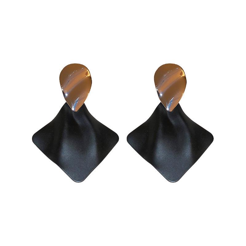 Silver Needle Diamond & Pearl Flower Stud Earrings - French Retro Fashion Design for Women.