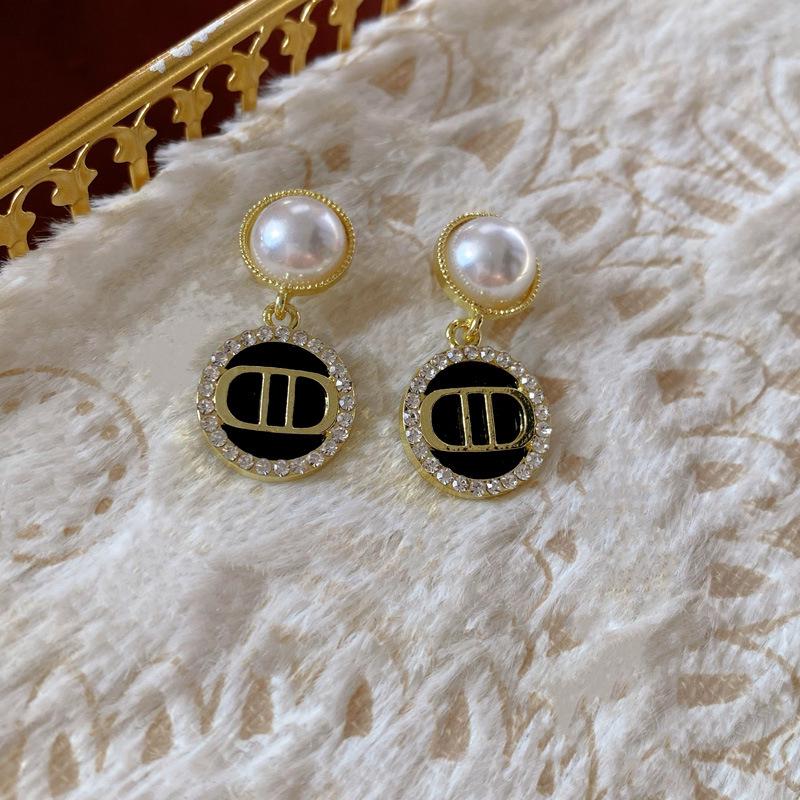 Silver Needle Diamond & Pearl Flower Stud Earrings - French Retro Fashion Design for Women.