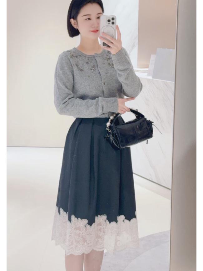 2025 Winter Romantic French Lace Trim Vintage Hip-Hugging Women's Skirt