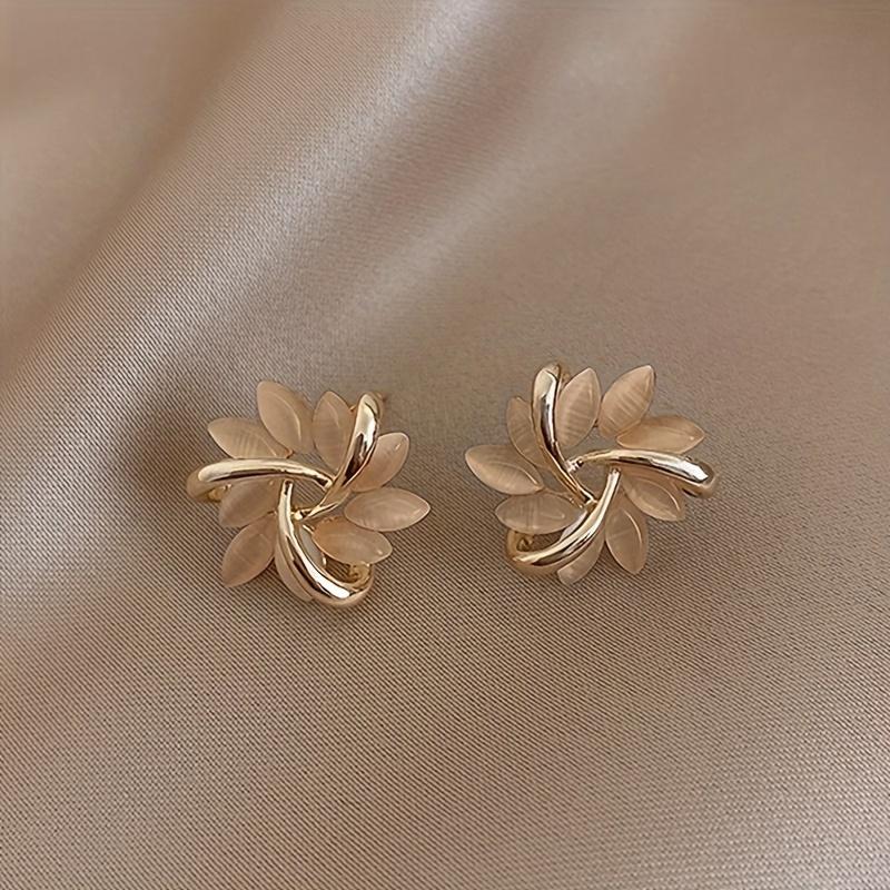 

1Pair of Small Fragrant Wind Stud Earrings Female High Sense Pearl Temperament Retro Earrings Ins Internet Celebrity Earrings золотой