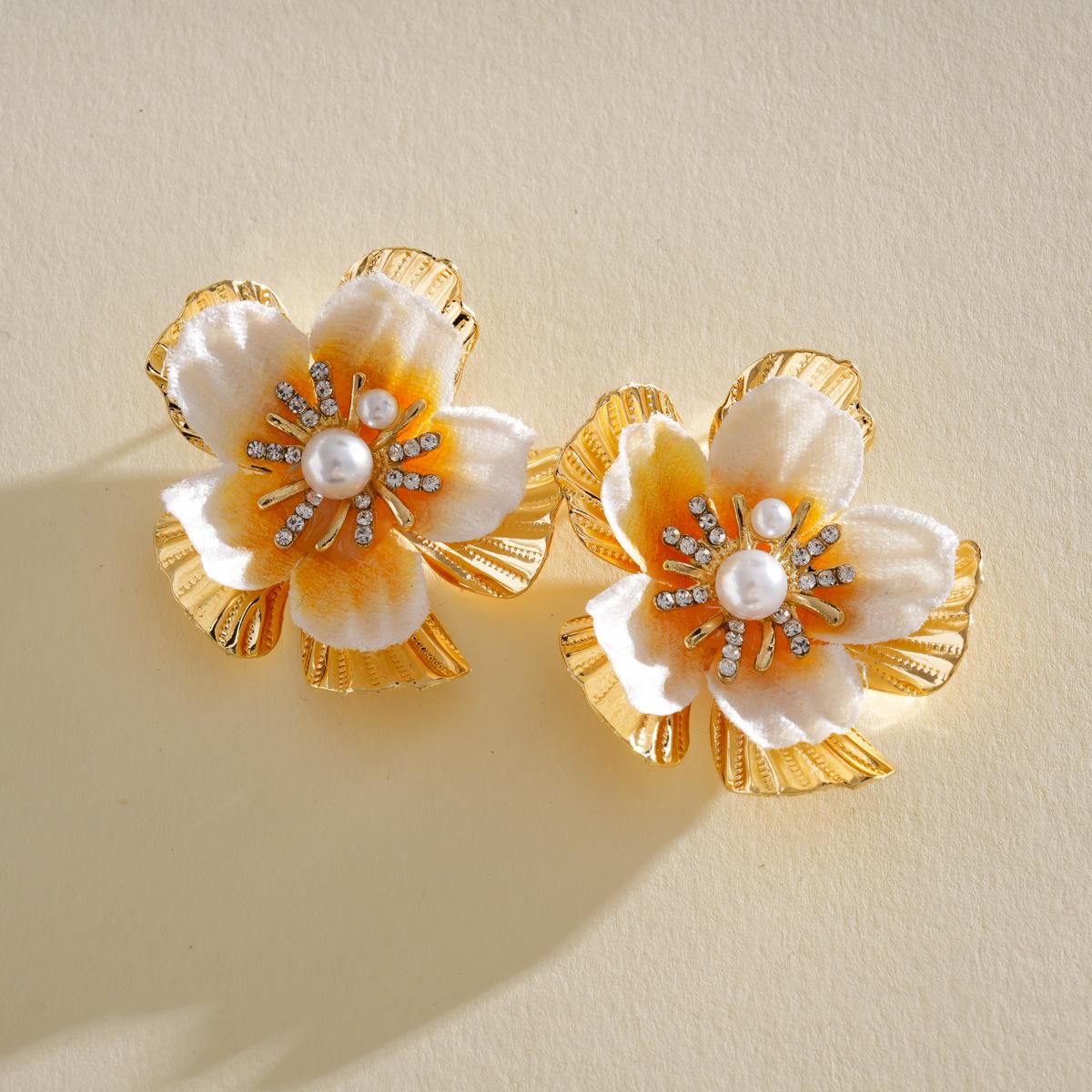 DIGADAGU Alloy Zircon Flower Stud Earrings New Simple Elegant Earrings Women Party Zircon Accessories жёлтый
