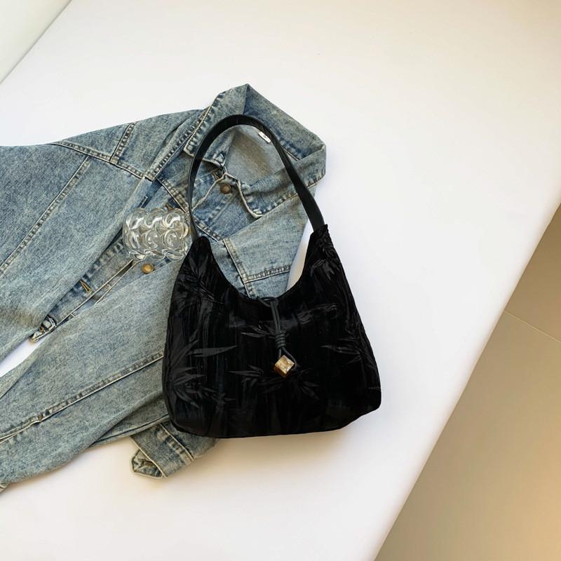 

Chic And Stylish Large Capacity Tote Bag For Work And Commuting In Classic Black