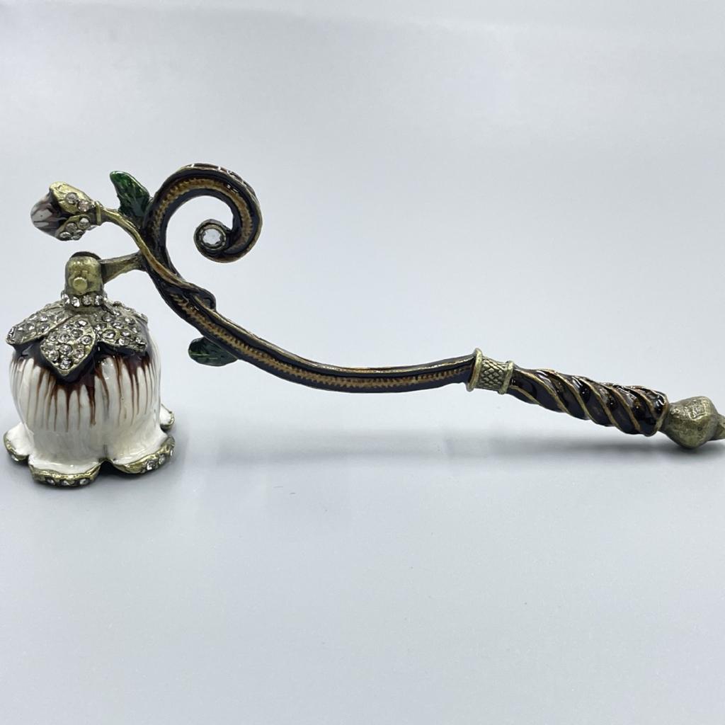 Vintage Candle Snuffer with Long Handle, Classic Brass Candle Extinguisher Tool, Elegant Fire Safety Accessory for Home Decor