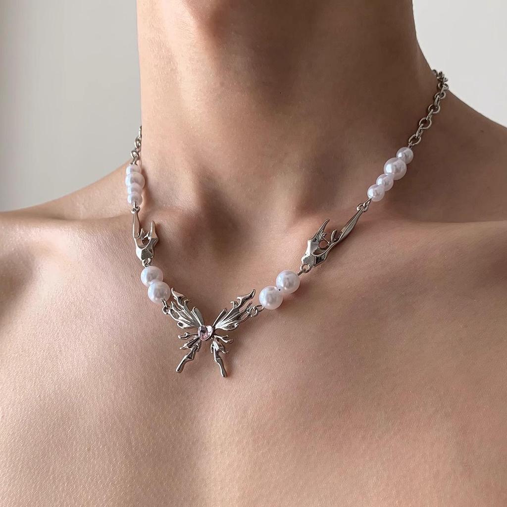 Unisex Hip Hop Butterfly Pearl Necklace - High-End Clavicle Chain with Unique Design