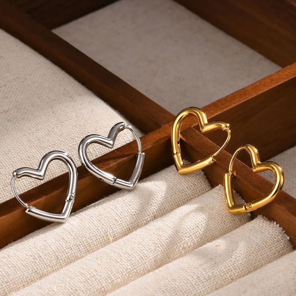 Fashion Smooth Heart-shaped Hoop Earrings for Women Stainless Steel Simple Piercing Earring Buckle Statement Earring Jewelry