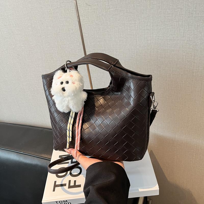 Sense niche woven bag 2026 autumn and winter new fashion messenger bag women's niche shoulder handbag