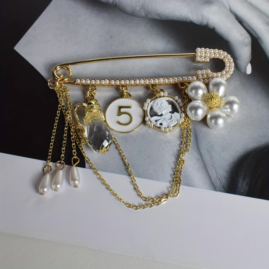 Glamorous Flower Shaped Pearl Pendant Brooch Sparkling Faux Pearl Inlay Safety Pin Design Luxury Style
