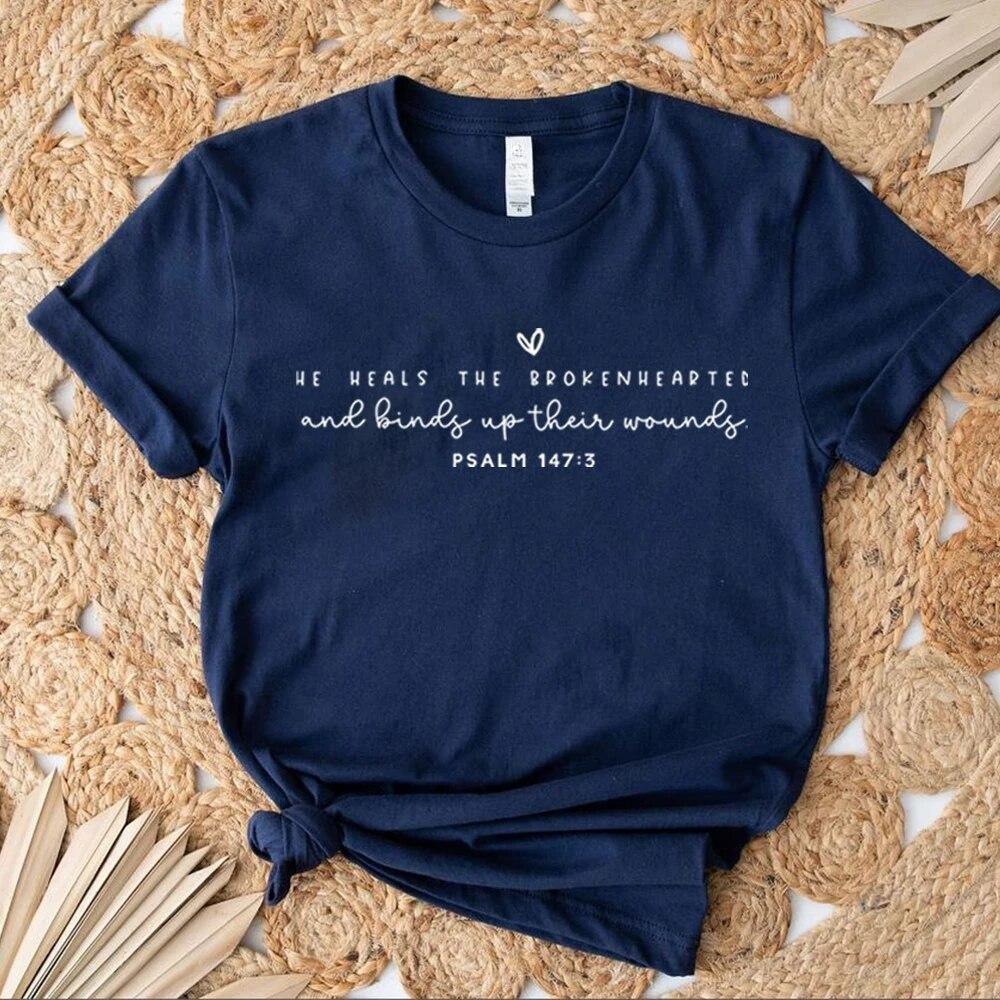Lui guarisce i cuori spezzati Tshirt Maglietta per il dolore Maglietta cristiana Maglietta di Gesù Maglietta ispiratrice Magliette grafiche unisex Vestiti estetici