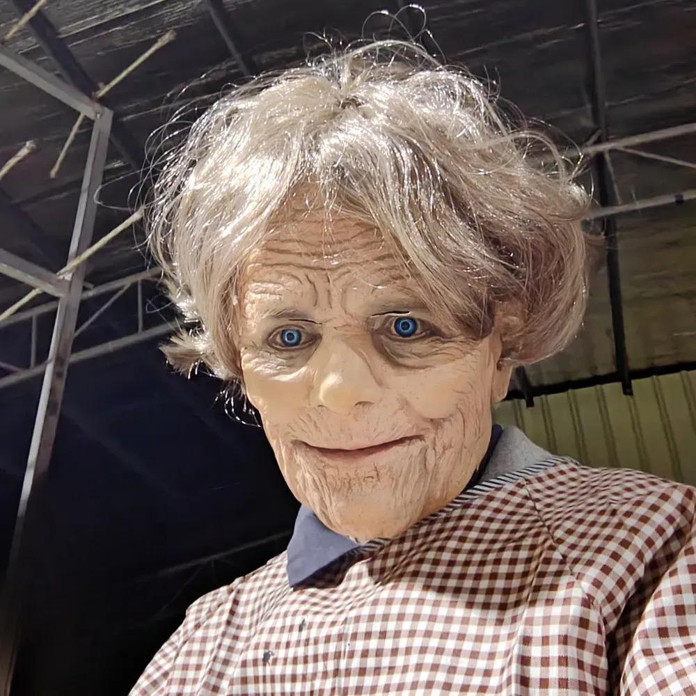 Kurze Haare, blaue Augen, Oma-Latexmaske