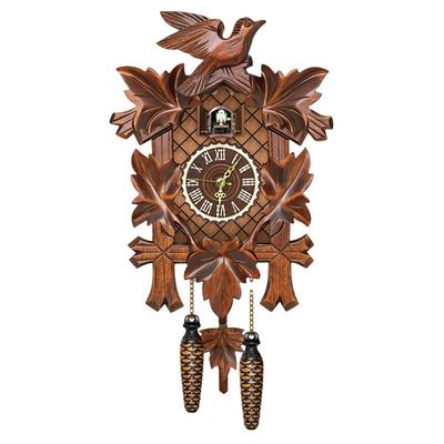 Traditionelle Kuckucksuhr im europäischen Stil für die Wanddekoration im Heimbüro