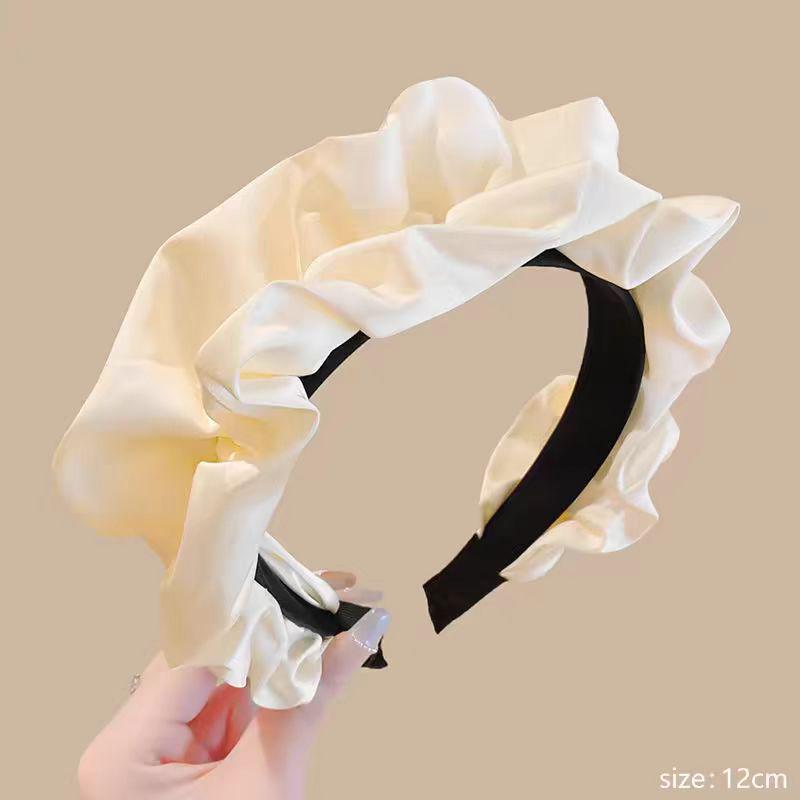 Retro Scrunchie Stirnband mit hoher Krone: Aufwerten mit einem plissierten Holzohr mit breiter Krempe für einen schlankeren Look und verbesserte Höhe.