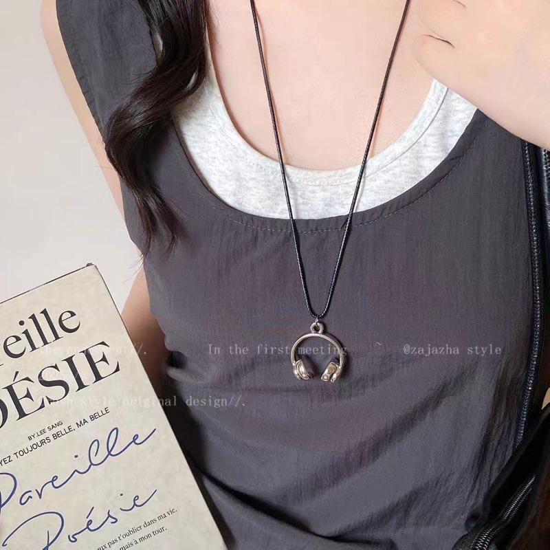Simple Dripping Oil Headphone Pendant Necklace Niche Design Versatile Casual Sweater Chain Jewelry