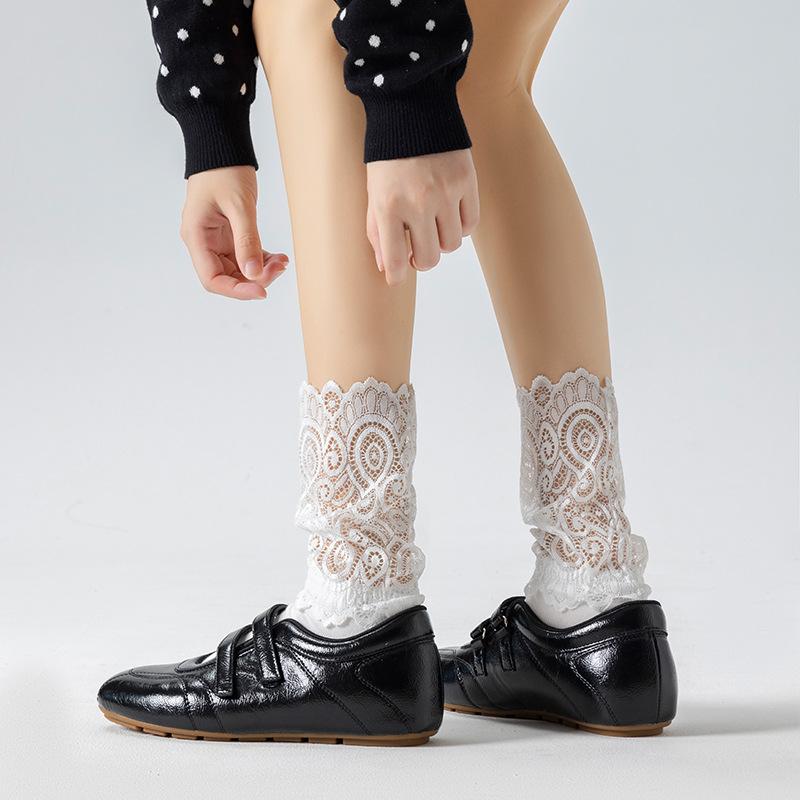 Trendiga medellånga till långa strumpor med spets och spetstussockor för kvinnor
