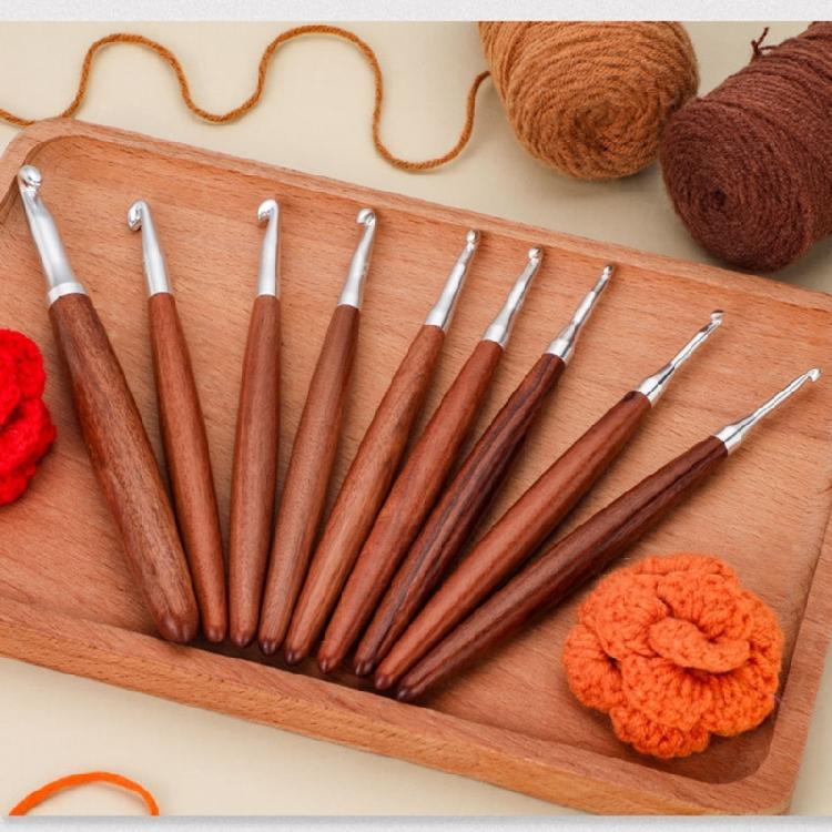 8Pcs Ergonomic Wood Grip Crochet Hook Needle 3.0-7.0mm Aluminium Crochet Hook Yarn Craft Tool for Sweater Scarf Hat Bag