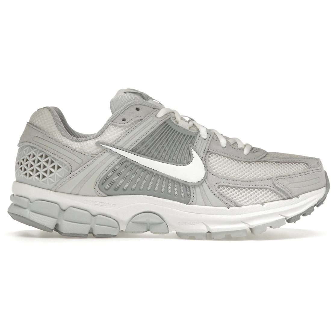 

Sneaker Nike Zoom Vomero 5 Pure Platinum Platinum Tint Wolf Grey Summit White (Women s)(HQ0458-001) 40