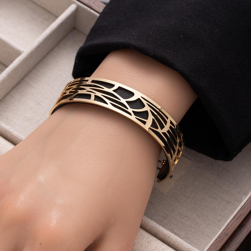 Fashion double-sided color pu leather wide bracelet women's hollow pattern titanium steel open bracelet