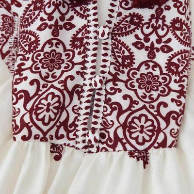 Ein neues Frühlings-Damenmode- und Freizeit-Langarmshirt mit Rundhalsausschnitt und aufgedruckten Halsketten