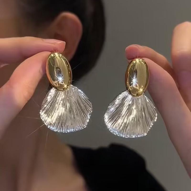 French pearl oval shell earrings white flower high-end stud earrings fashion temperament light luxury earrings women