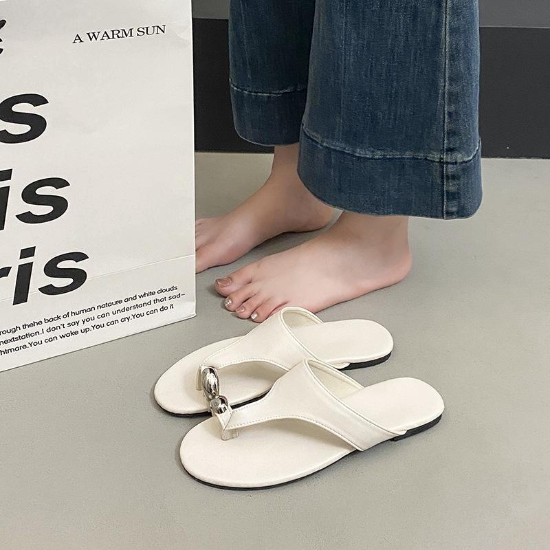 Metal is beautiful, great-looking, soft-soled French versatile cool slippers, flat-bottomed super fire beach Roman toe girl summer wear