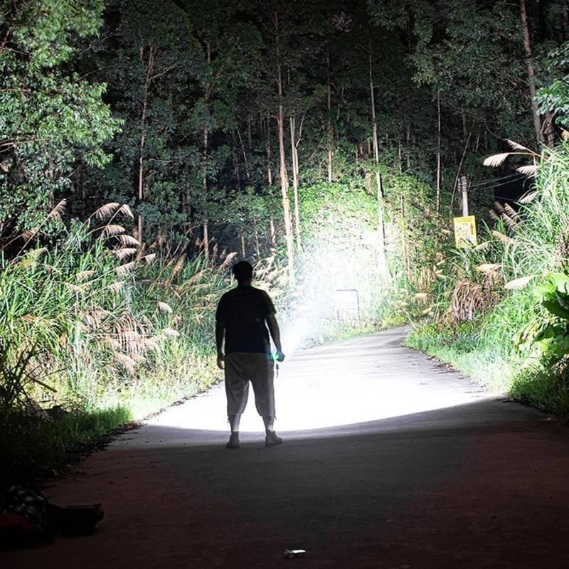Torcia a Mano Multifunzione LED Super Potente Impermeabile da Esterno per Pesca Campeggio Escursionismo 5000LM