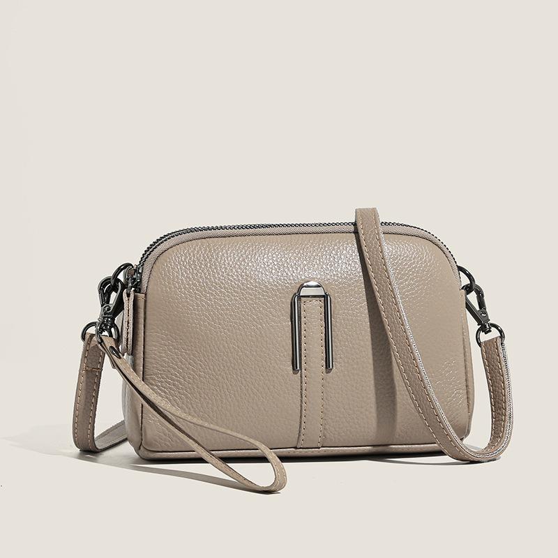 The first layer of cowhide women's bag, the new fashionable and versatile medium lady's mother shoulder messenger bag, small bag.